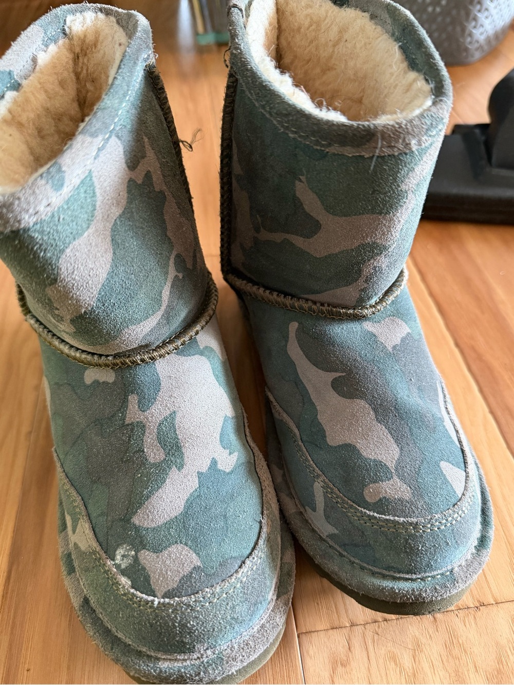 Bearpaw Kids Camo fleece Plush-Lined Boots in Green and Tan US 3 kids. GUC